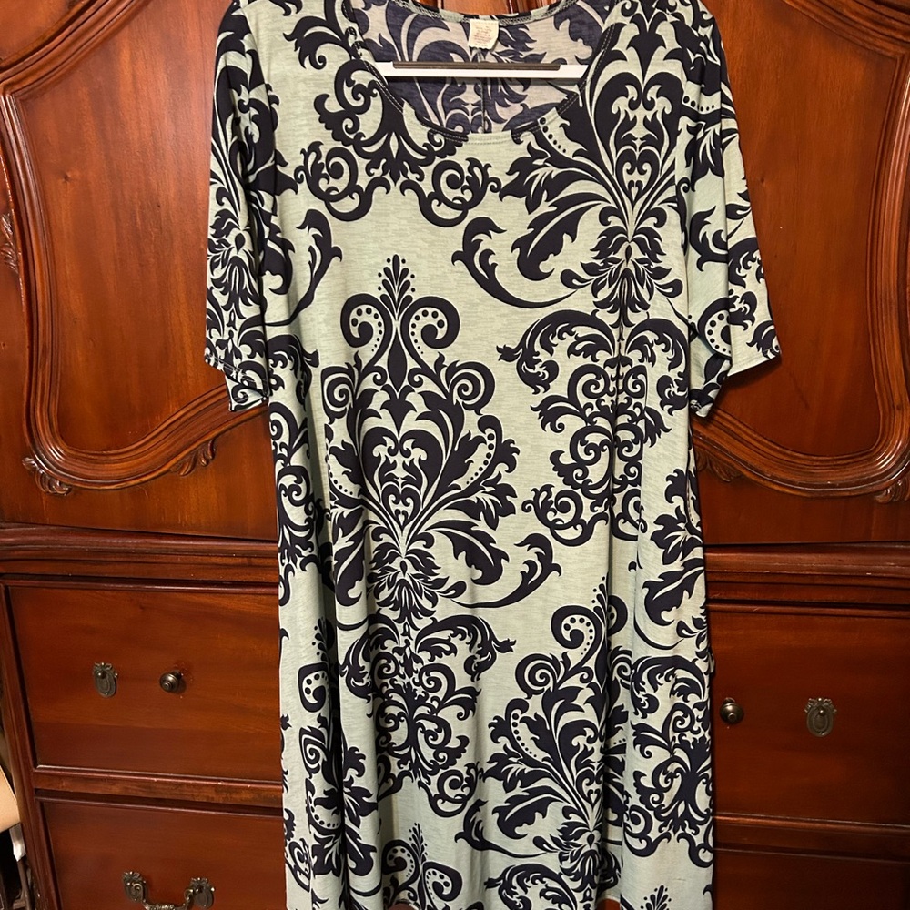 Elegant Blue and Green Patterned Dress